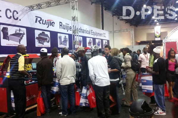 2012南非廣告展最火熱展位-銳捷機(jī)械，觀眾看機(jī)器需排隊(duì)！